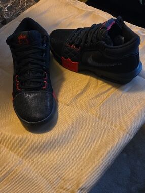 Nike LEBRON WITNESS VIII Sneakers